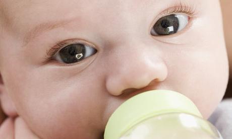 नवजात शिशुओं के लिए बेबी फार्मूला पसंद की मूल बातें और सबसे लोकप्रिय की सूची