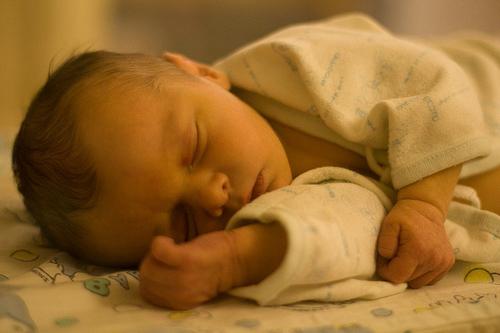 एक नवजात शिशु के तापमान क्या है और इसे सही तरीके से कैसे मापना चाहिए?